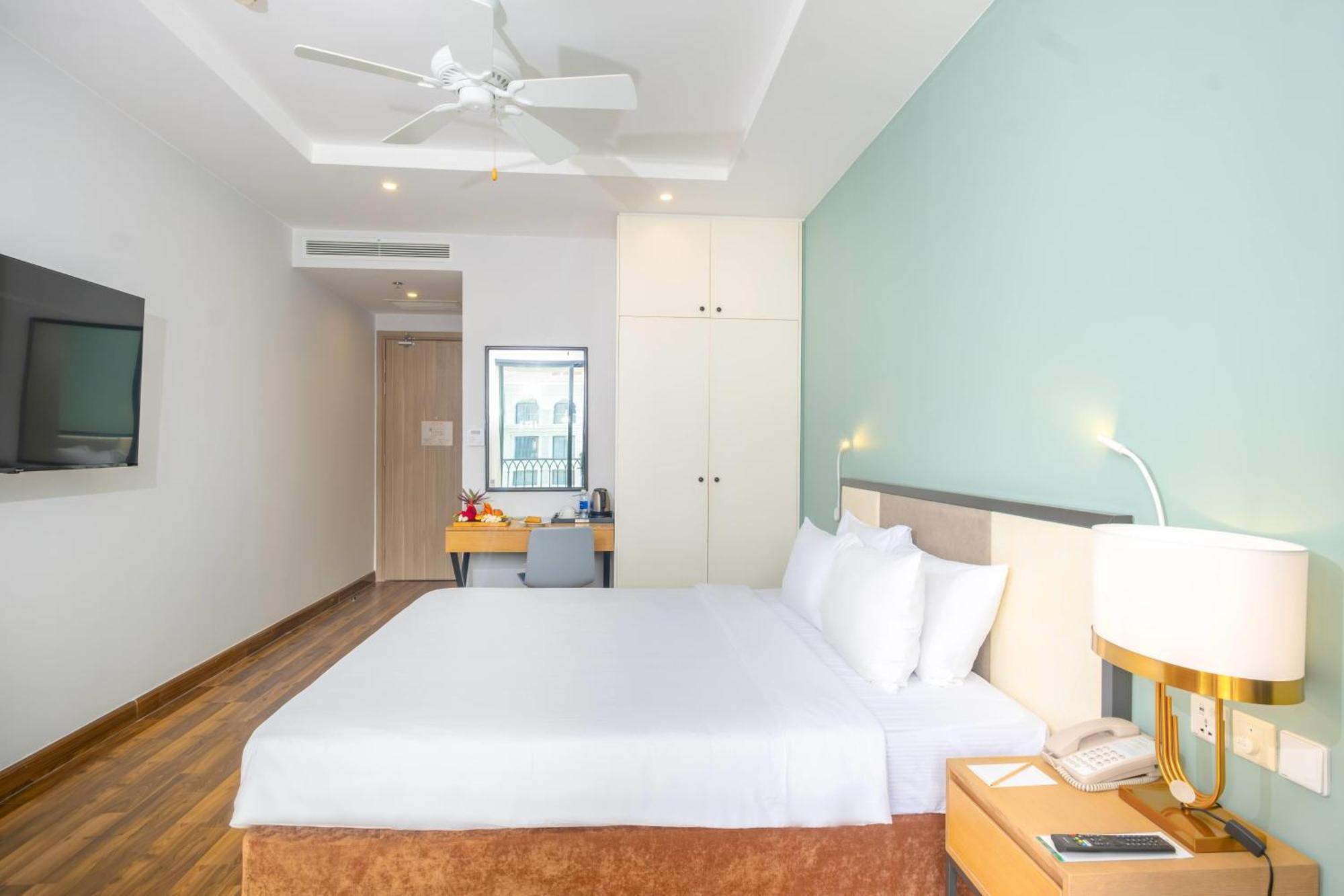 Superior King Room Pool View