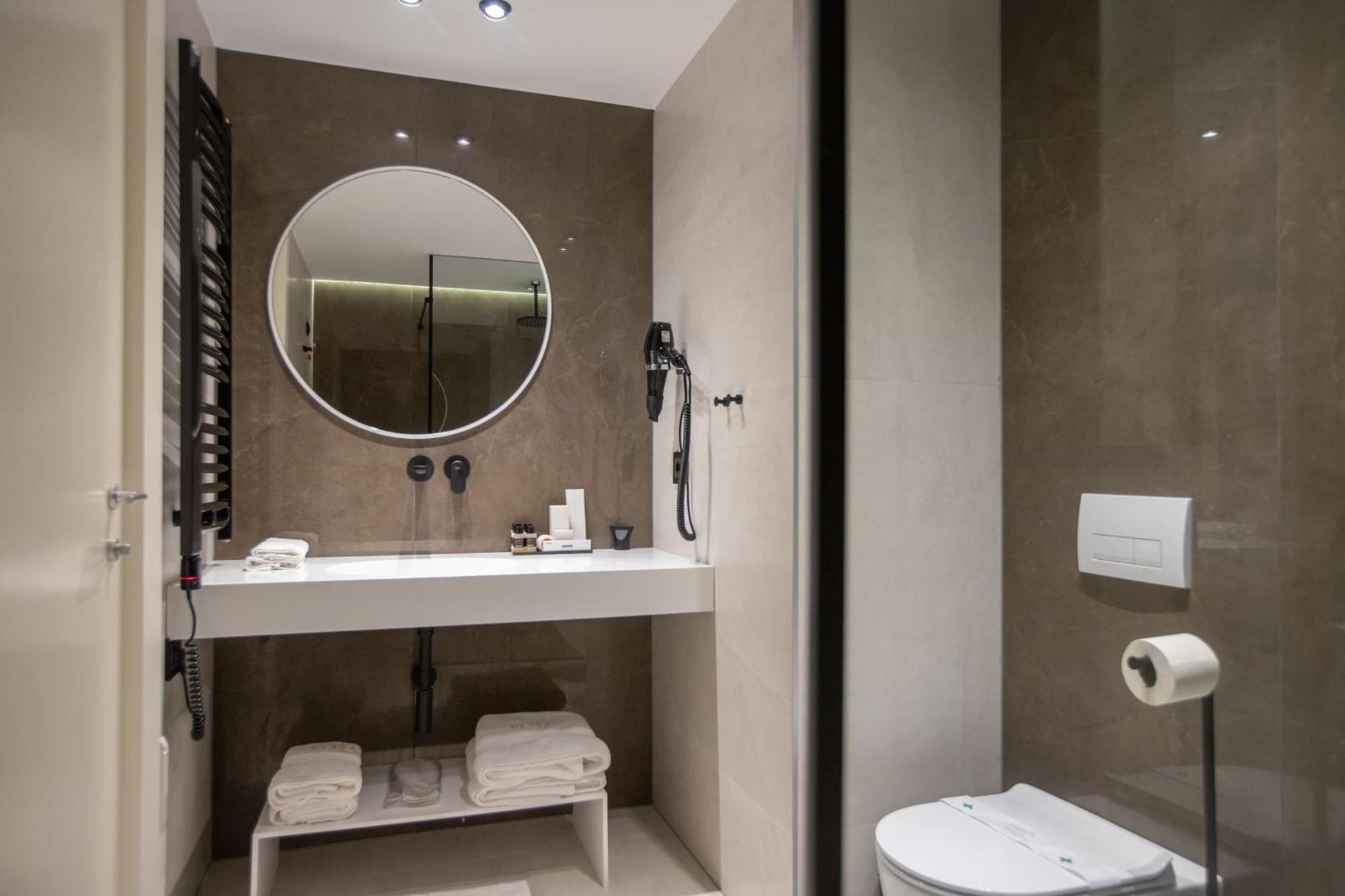Suite Bathtub
