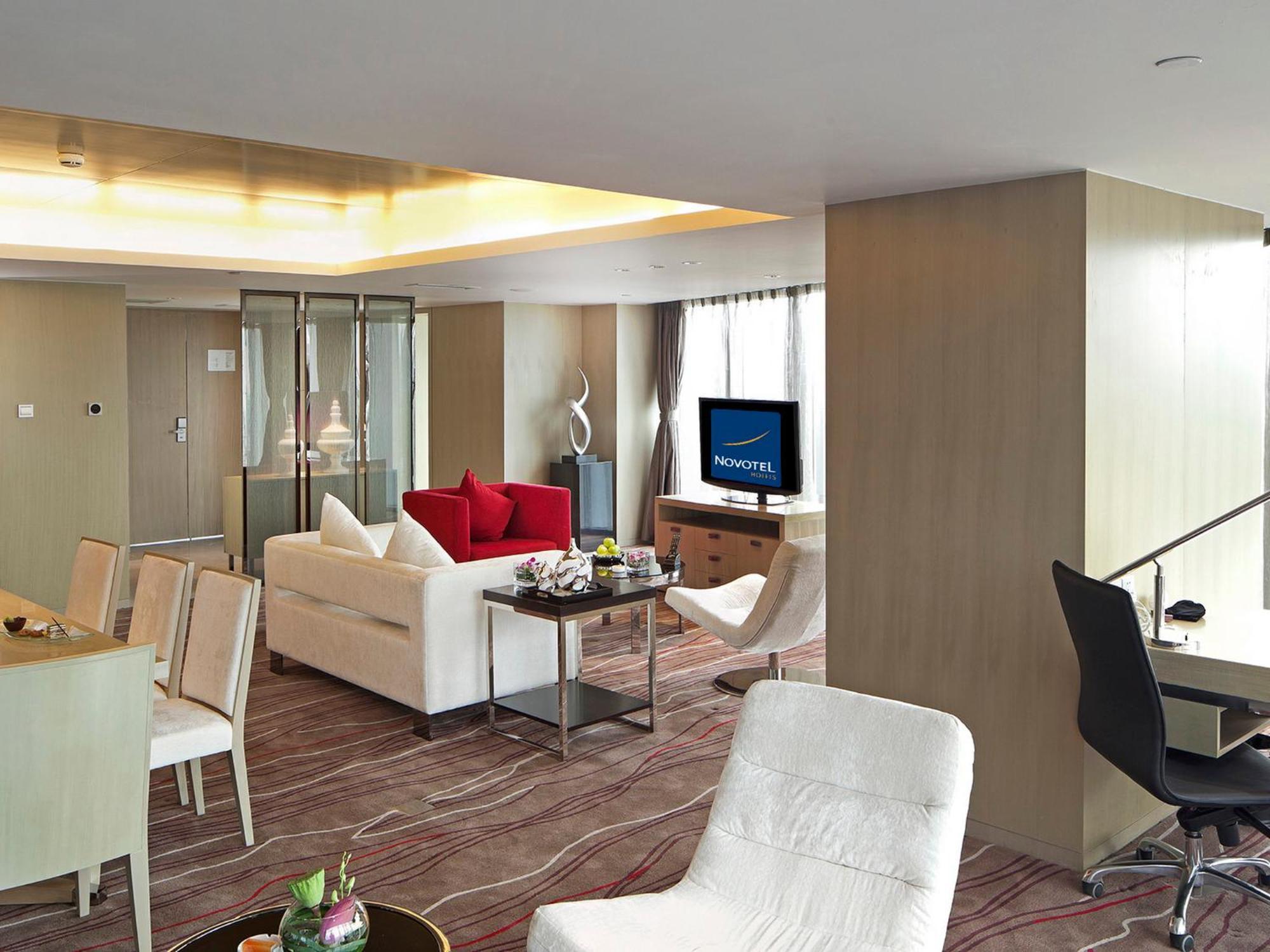 Deluxe Suite with One King Bed