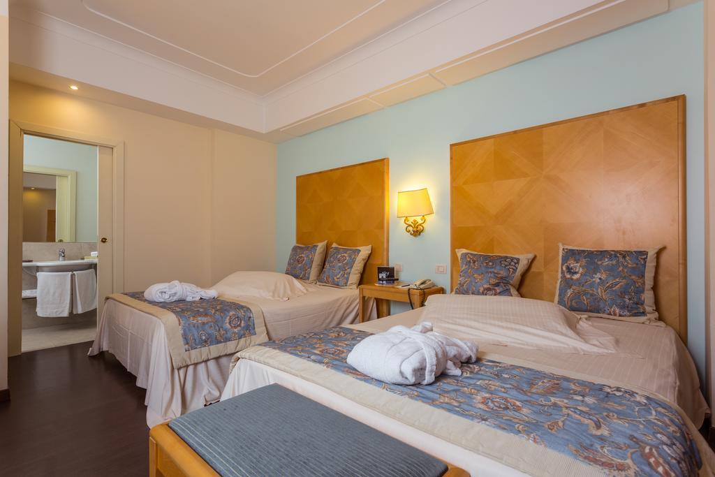 Zimmer mit 2 Queensize-Betten