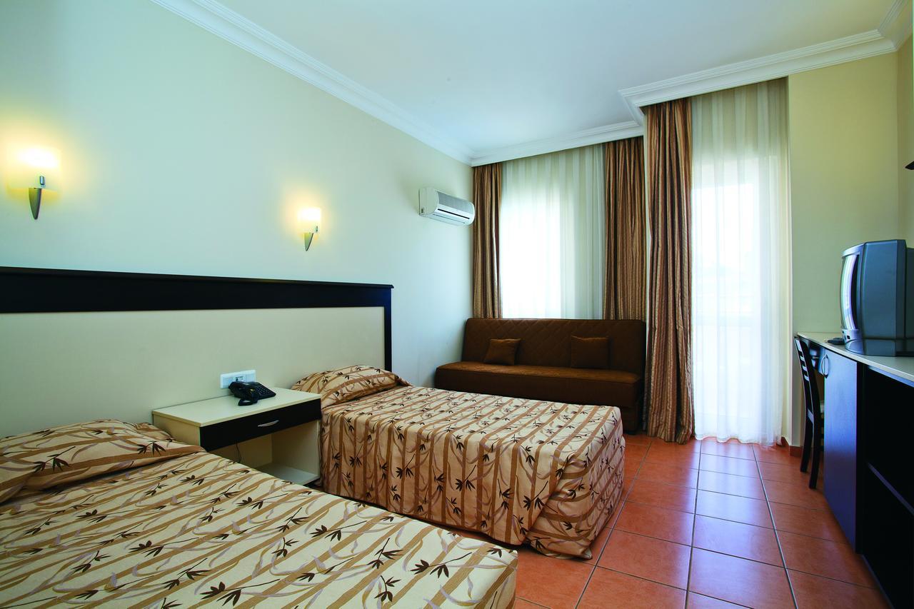 Doppelzimmer mit Balkon (2 Erwachsene + 1 Kind)