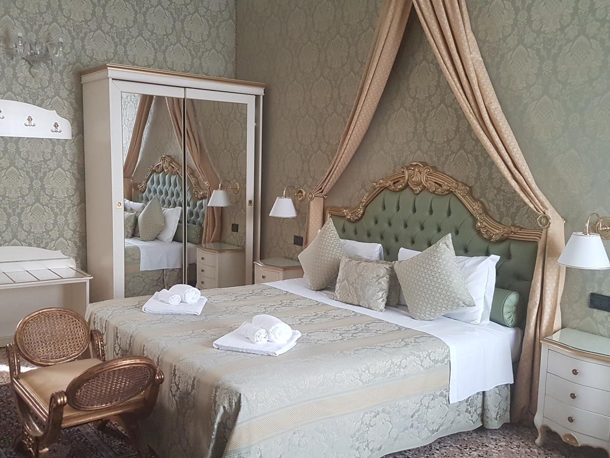 Deluxe Suite "Carlo Goldoni" Campo Santo Stefano View