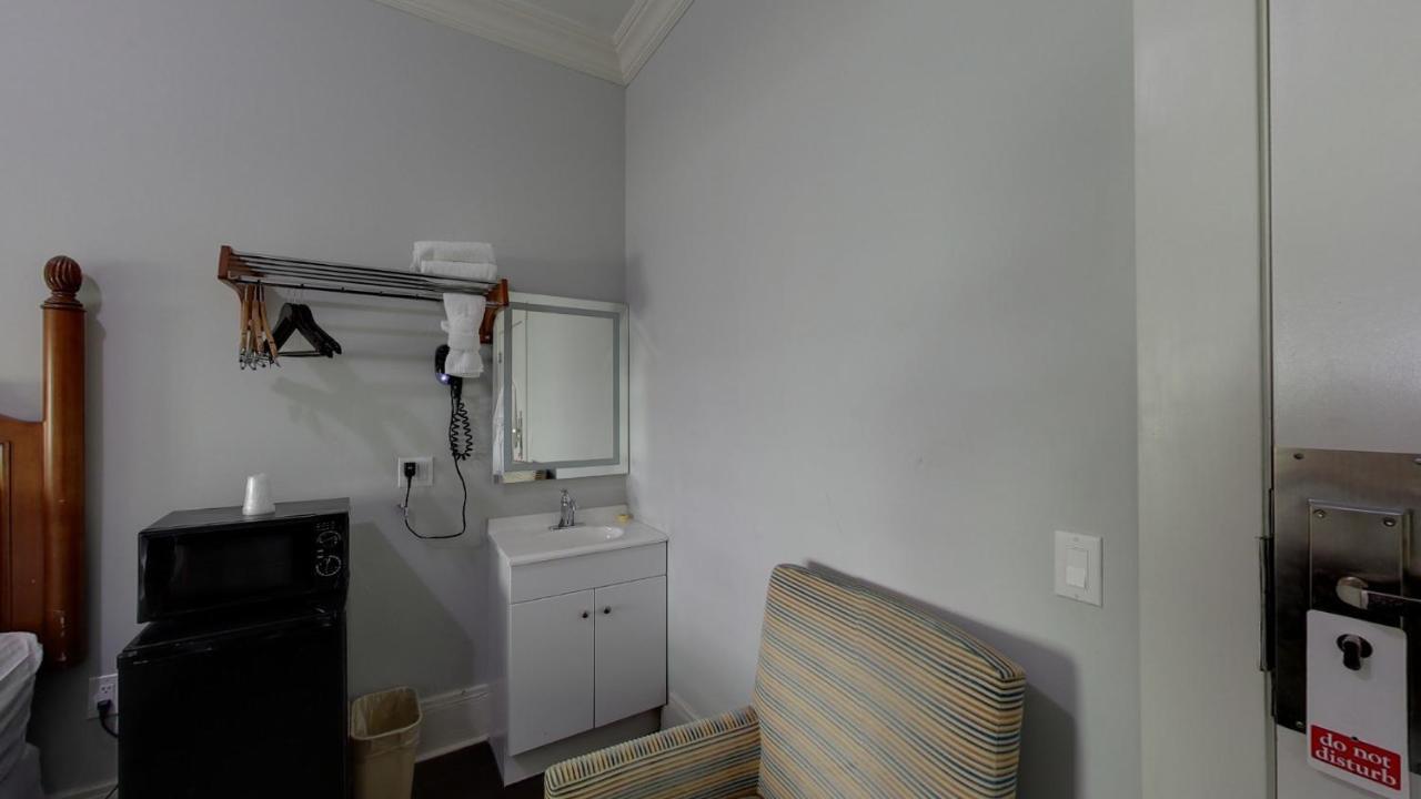 Quarto Duplo Standard com Banheiro Compartilhado