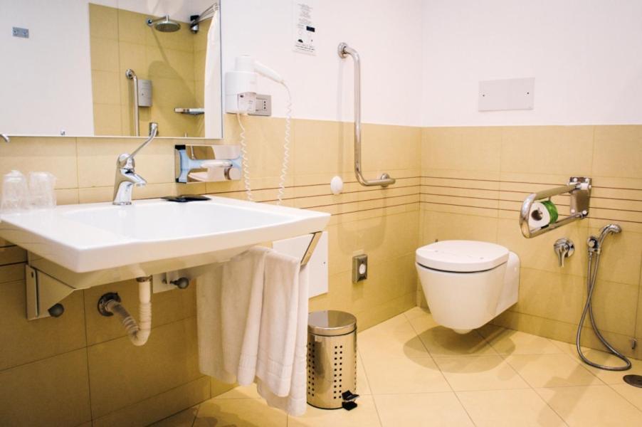 Double or Twin Room Disability Access