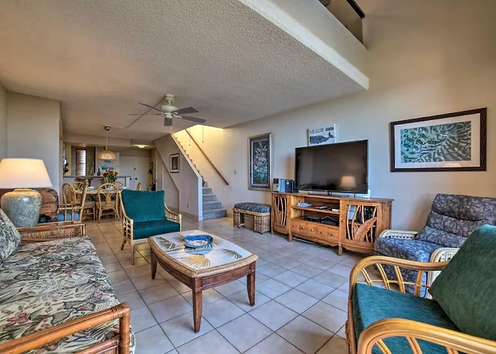 Ocean-View Maui Penthouse W/ Balcony & Pool Access