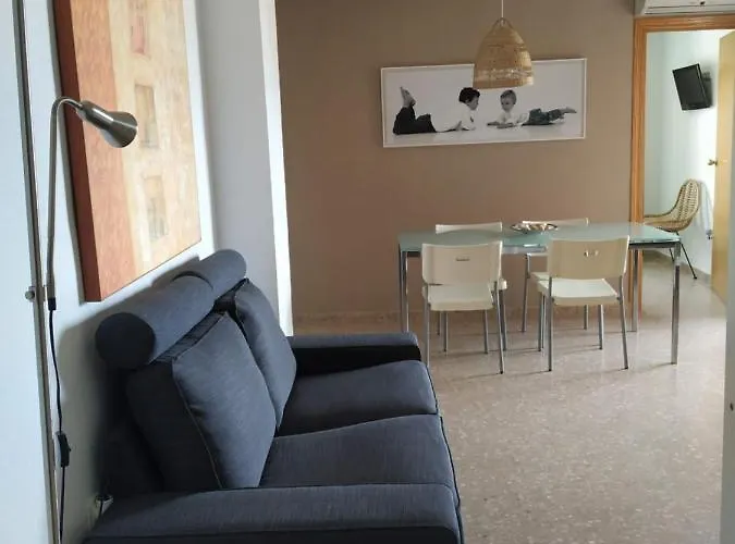 Apartamento Con Preciosas Vistas Al Mar,WIFI y piscina de temporada