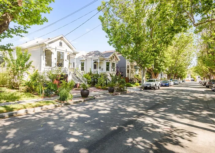 Garden Level Flat In 1885 Queen Anne Victorian Cottage In Alameda
