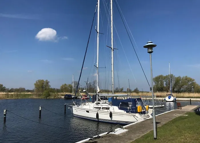 Blick auf Yachthafen an der Ostsee