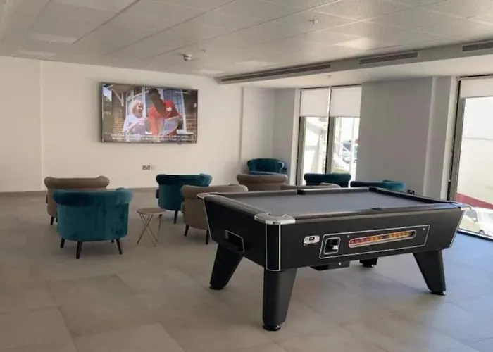 Modern Studio Apartment At The Hub - Rock View, Close To Spain And Airport