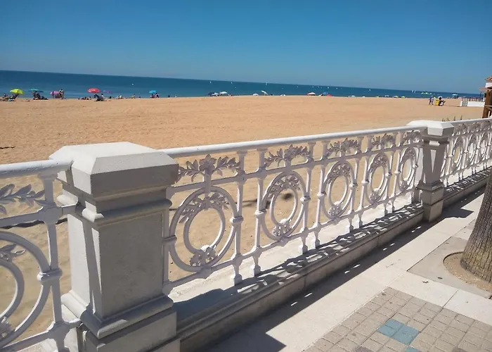 Gran adosado de esquina muy cerca de la playa en la Antilla