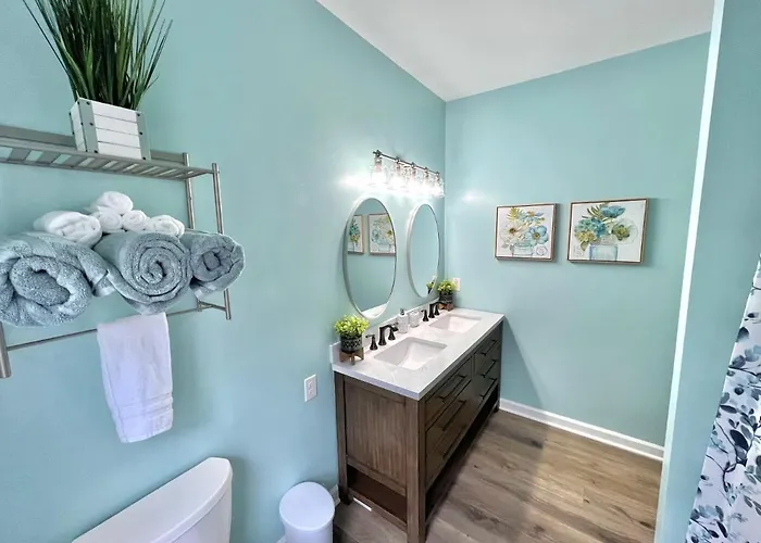 Charming, Beautiful, Treetop Loft, Prime Location