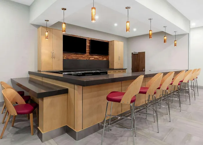 La Quinta Inn & Suites By Wyndham Lewisville
