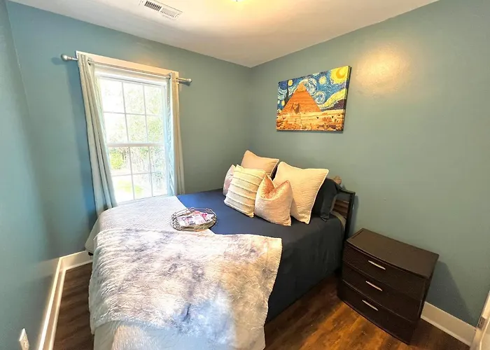 Stylish Cozy Tree House Pet Friendly!!!