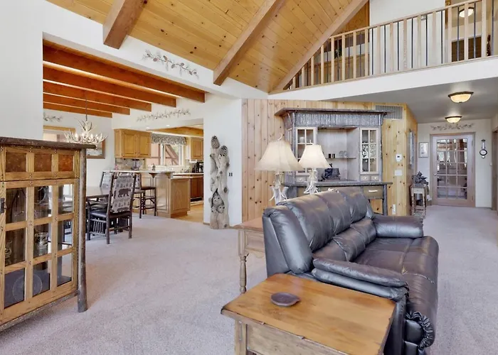 Cove Lakefront Chalet- Hot Tub- Games- Boat Dock