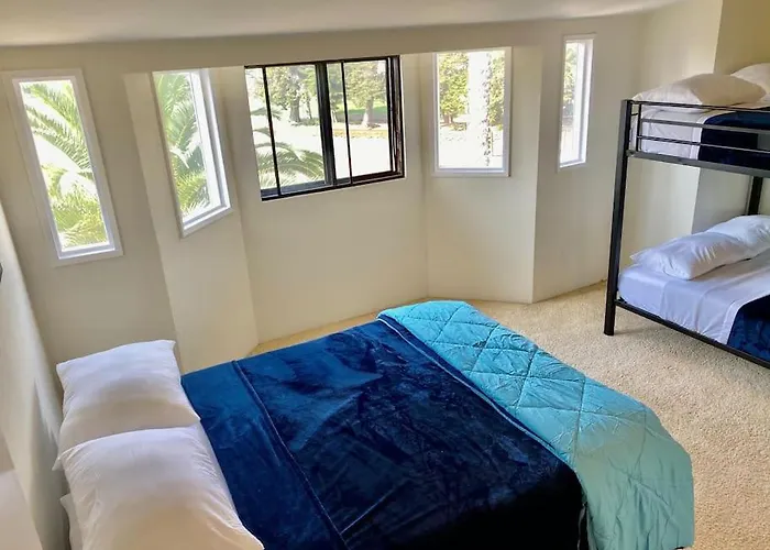 Modern & Cozy Gem ~ Walk To The Beach ~ Queen Beds