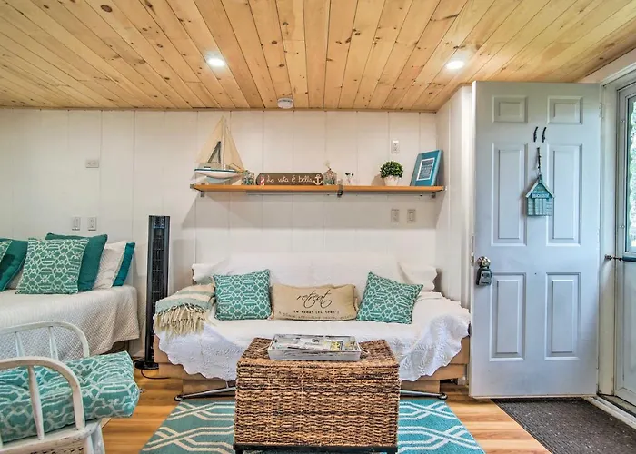 Walk To Beach: Bright & Cozy Cape Cod Studio!