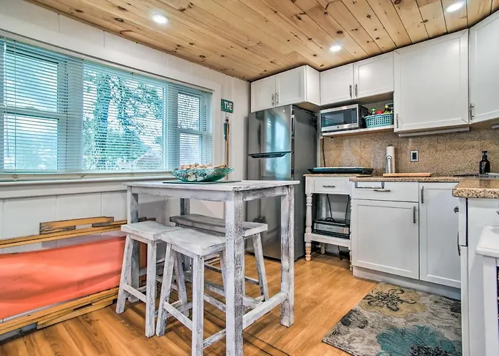Walk To Beach: Bright & Cozy Cape Cod Studio!