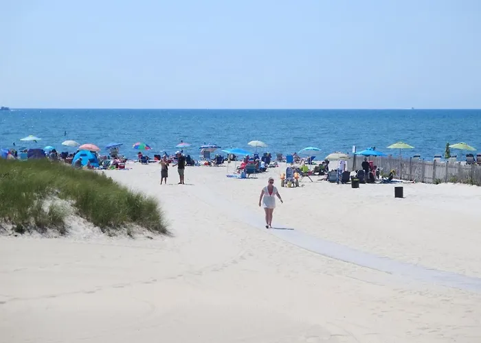 Walk To Beach From Historic Pineapple House