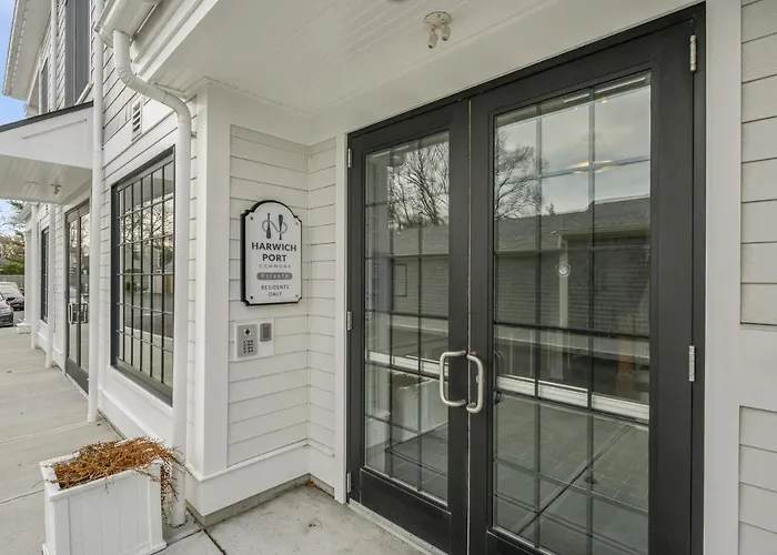 Tjs Tide: Prime Location Condo W/ Outdoor Deck