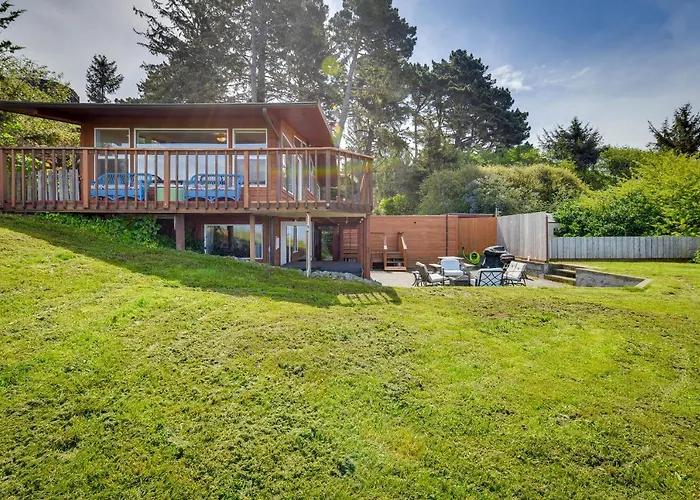 Mckinleyville Getaway W/ Hot Tub & Ocean Views!