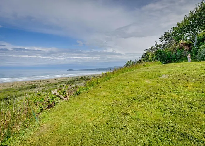 Mckinleyville Getaway W/ Hot Tub & Ocean Views!