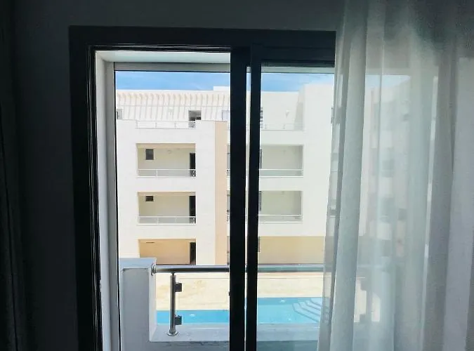 Luxus-Apartment mit Poolblick