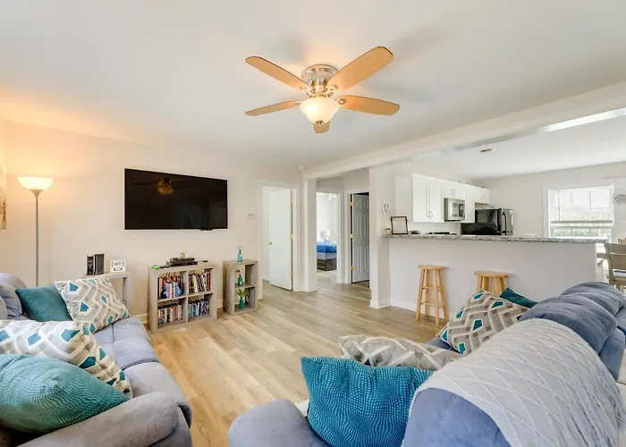 Coastal Emerald Isle Retreat W/ Deck & Grill!