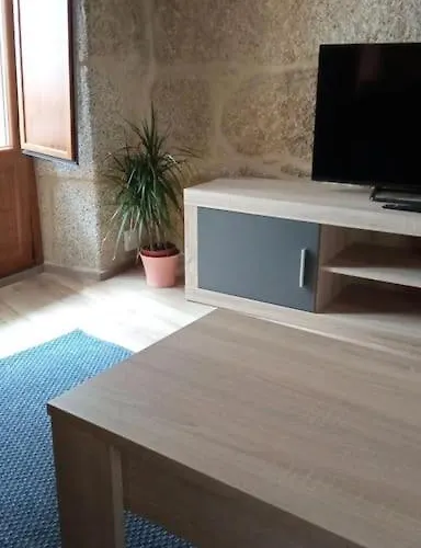 Casa de piedra céntrica.