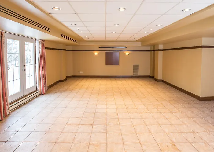 Holiday Inn Express & Suites Tremblant By Ihg