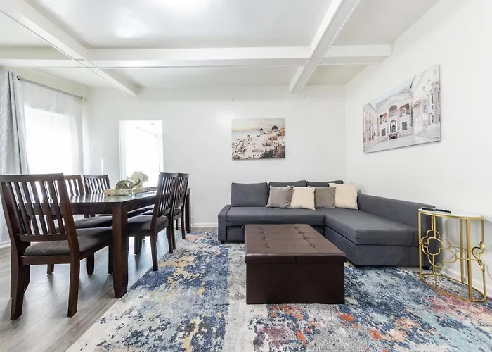 8 Beds Home With 4 Car Parking Space - Near Dtlb