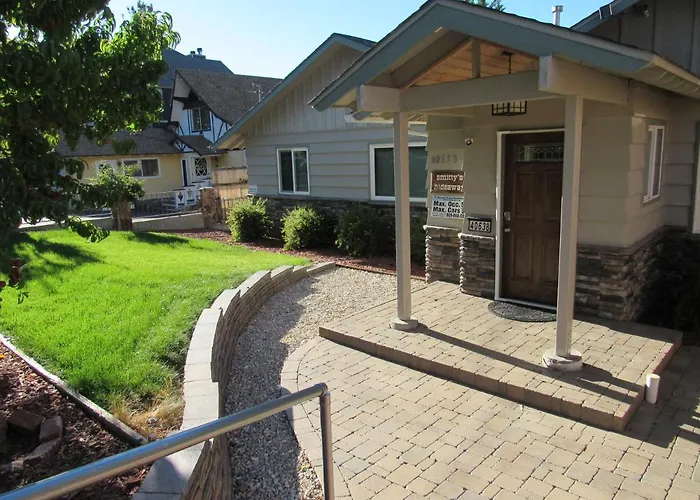Smith Lakefront Hideaway