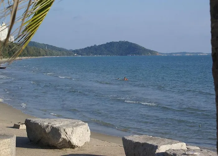 Sammy Seaview Mae Ramphueng Beach Front Homestay Apartment แซมมี่ ซีวิว ที่พักวิวทะเลหน้าหาดแม่รำพึง