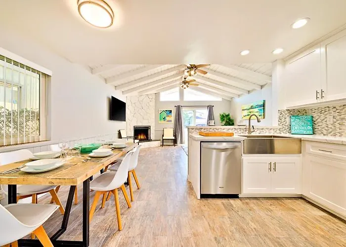 Perfect 3 Bedroom Home Between The Bay And Beach