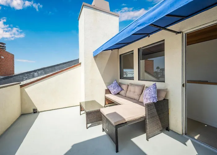 4 bedroom Home in Quiet Neighborhood near Beach