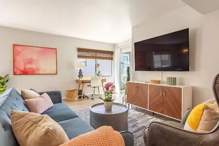 Downtown Manhattan Beach 3 Bed Townhouse Parking