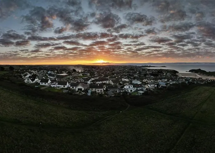 Sirens Sunset Peaceful Retreat With Stunning Sea Views, 5 Minutes From Porth Beach