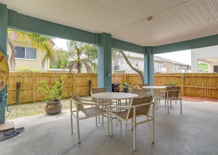 Steps To Beach, Outdoor Perks! Indian Rocks Condo
