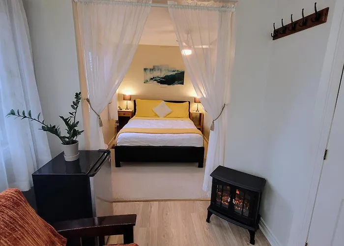 Kokomo Inn: Tropical Riverfront B&B for Adults on Capital Cycling Route
