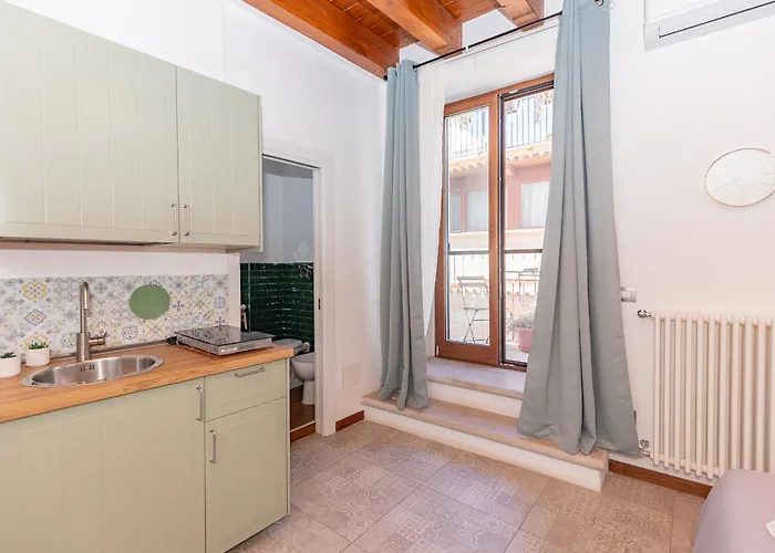 CENTRO STORICO Redmood House a 5 min dal Mare, Aria Condizionata, Wi-Fi e Netflix