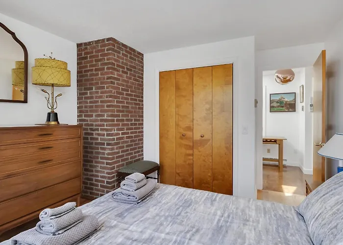 Stylistic Home And Easy Walk To The Beach
