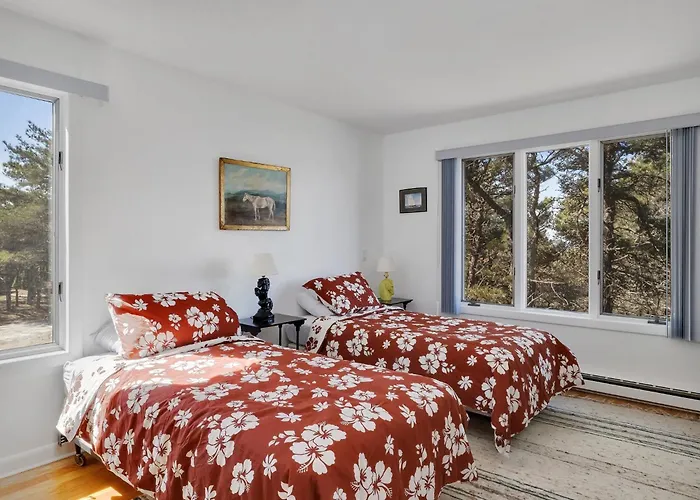 Stylistic Home And Easy Walk To The Beach