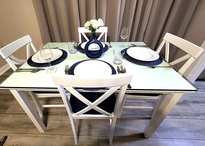 Beautiful Guesthouse, Sleeps 4 - Kitchen, Private Laundry, Ac, Parking, 65' Tv, Close To Stores, Restaurants & Beach
