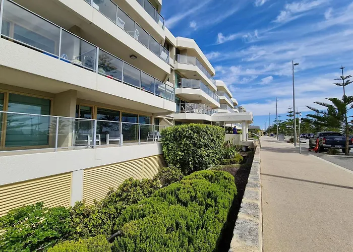 Clifton On Scarborough - Absolute Beachfront