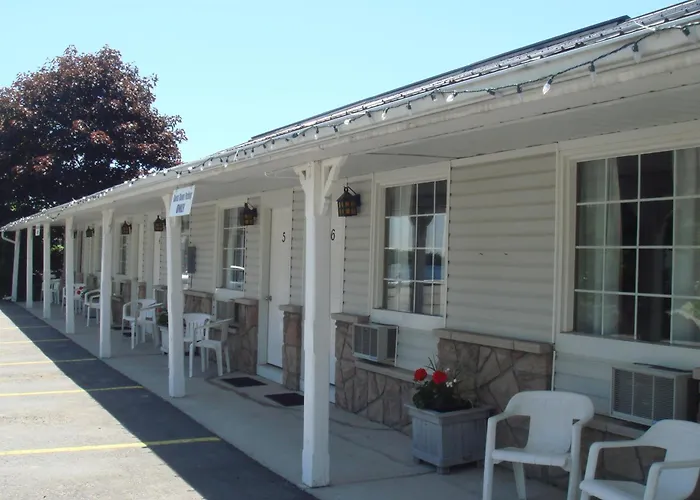 Boathouse Country Inn
