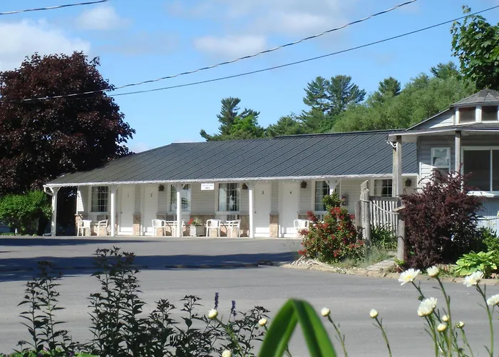 Boathouse Country Inn