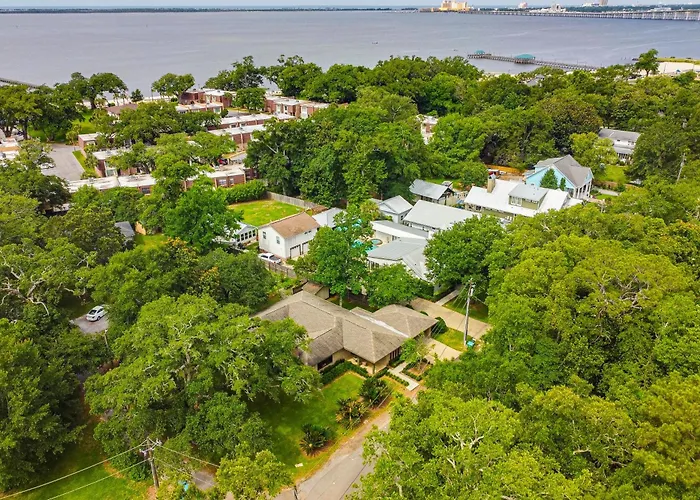 Mid-Century Dream Home < Half-Mile To Beach!