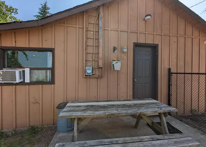 Tiny Wood Cottage 06