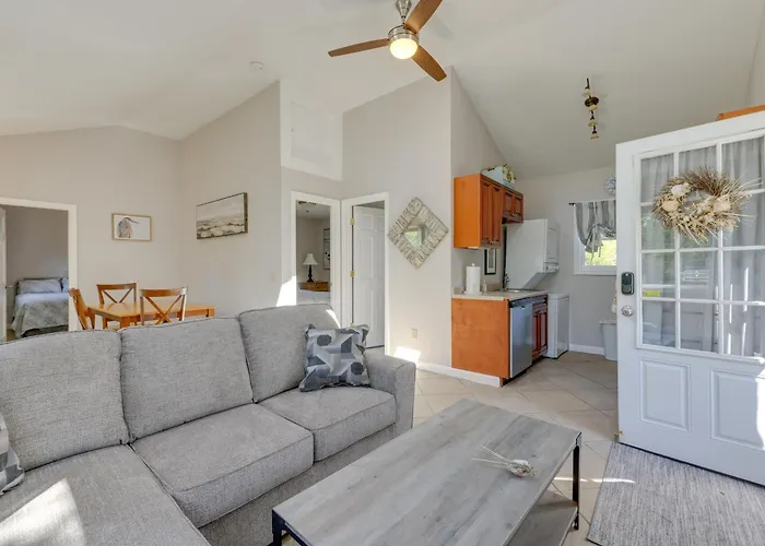 Close To Beach & P-Town! Cottage W/ Bay Views