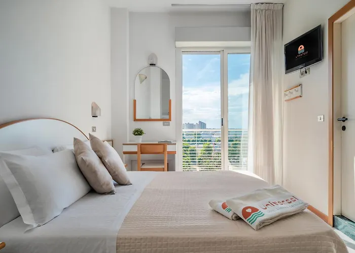 Universal Hotel & Homes