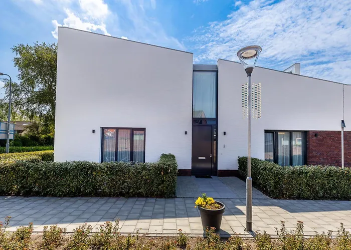 Roosjesweg 2 Luxe studio 400 meter van strand met parkeerplaats